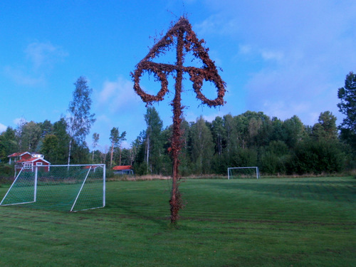 Midsommarst&aring;ng (Mid Summer's Pole, a Maypole).